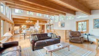 Lake Beach Access Pool Tennis Walk to Chambers Tahoe Timber by AvantStay - 1