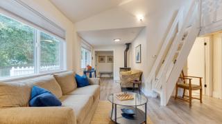 Cottage By The Bay by AvantStay 0.5mi to Beach - 4