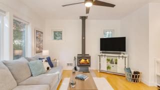 Walk to Beach Relax in Hot Tub Dine on the Deck LoLis Place by AvantStay - Arch Cape - 7