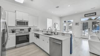 All Decked Out by AvantStay Pool Private Beach Access Bikes Provided - 4