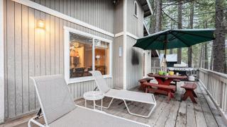 Stylish Truckee Retreat Deck Near Lake Skiing Moraine by AvantStay - 7