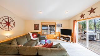 Stylish Truckee Retreat Deck Near Lake Skiing Moraine by AvantStay - 3