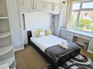 Spacious 5-Bed Home with Parking,WiFi & Self Check-In - 6