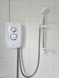 Spacious 5-Bed Home with Parking,WiFi & Self Check-In, ideal for contractors - 1