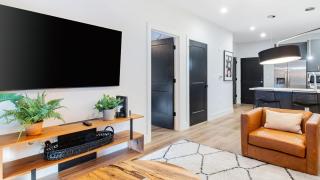Sleeps 42 7 Modern Midtown Apartments w Gym, Pool, Walkable to Shops & Eats - 3