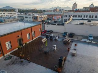 Luxe rooftop retreat in downtown core - 8