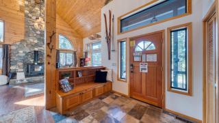 Cozy Escape w Hot Tub Deck & Access to Tahoe Donner & Skiing Alpenglow Chalet by AvantStay - 2