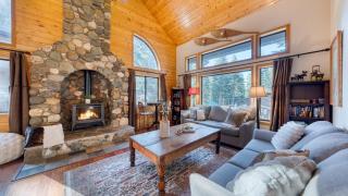 Cozy Escape w Hot Tub Deck & Access to Tahoe Donner & Skiing Alpenglow Chalet by AvantStay - 4