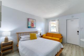 6 Pineapple Shores Retro Inn Queen Studio - 9