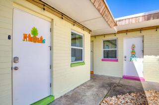 6 Pineapple Shores Retro Inn Queen Studio - 3