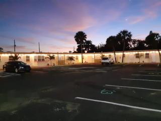 6 Pineapple Shores Retro Inn Queen Studio - 1