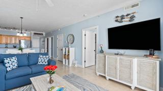 Beachfront Condo w Ocean Views Pool Access Emerald Isle 808 by AvantStay - 4