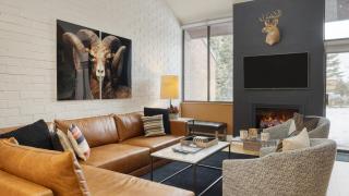 Parkside Condo by AvantStay Walk to Ski Lifts Town Pool Hot Tub Access - 2