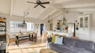 Coastal Home Steps to the Beach Shops Eats Saltgrass Cottage by AvantStay - 1