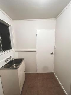 Sunny private room with private bathroom - 4