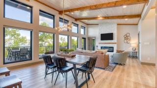 Grand Vista Retreat by AvantStay Luxury Group Retreat w Indoor Pool, Arcade & 56-Mile Views - 3