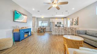 Sleeps 33 4 Condos Walk to the Beach Resort-Style Pool Endless Summer Resort - 4