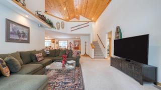 Pinewood Lodge by AvantStay Cozy Cabin Near Ski Resorts Hiking - 9