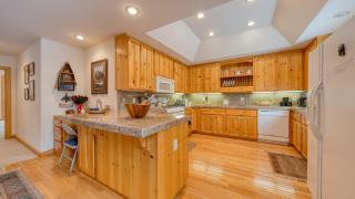 Pinewood Lodge by AvantStay Cozy Cabin Near Ski Resorts Hiking - 8