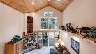 Pinewood Lodge by AvantStay Cozy Cabin Near Ski Resorts Hiking - 2