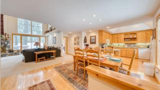 Pinewood Lodge by AvantStay Cozy Cabin Near Ski Resorts Hiking - 1