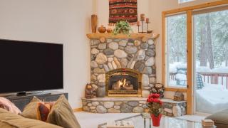 Pinewood Lodge by AvantStay Cozy Cabin Near Ski Resorts Hiking - 4