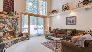 Pinewood Lodge by AvantStay Cozy Cabin Near Ski Resorts Hiking - 5