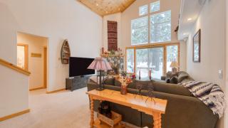 Pinewood Lodge by AvantStay Cozy Cabin Near Ski Resorts Hiking - 3