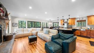 Secluded Incline Village Stay w Deck Near Diamond Peak Lake Cloud 9 and 12 by AvantStay - 5