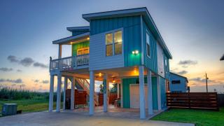 Family-Friendly Beach Home BBQ Patio Fire Pit Mins to Beach Bottoms Up by AvantStay - 0