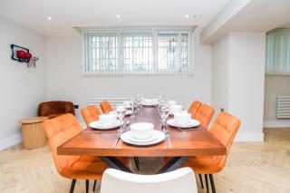 Birmingham 4 Bedroom Apartment - With Parking - 1