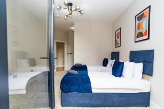 Birmingham 4 Bedroom Apartment - With Parking - 2