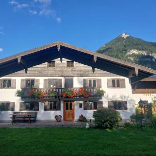 Ferienwohnung Beim Straßer - geräumige Erdgeschoßwohnung mit Bergblick - 0