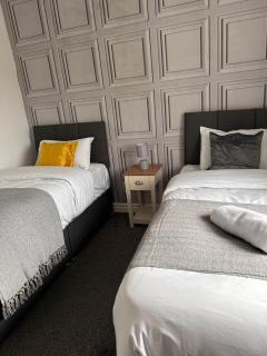 Tranquil Walsall Retreat - 4 Bedrooms - 4