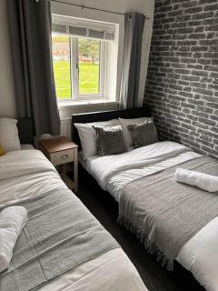 Tranquil Walsall Retreat - 4 Bedrooms - 3