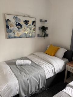 Tranquil Walsall Retreat - 4 Bedrooms - 5