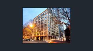 Minimalist 2-Bed, 2-Bath Apartment in Melbourne CBD - Free Parking - 2