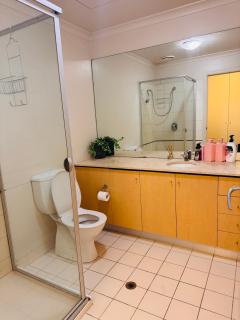 Minimalist 2-Bed, 2-Bath Apartment in Melbourne CBD - Free Parking - 4