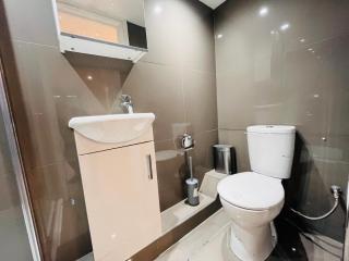 Stylish 5BR 5BA Home in Salford Street Parking - 1
