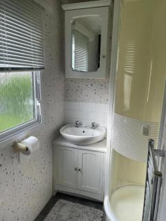 Lovely Caravan With Large Decking Area At Southview Ref 33179S - 1