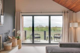 Two bedroom house with far-reaching country views - 0