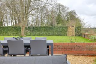 Two bedroom house with far-reaching country views - Sheering - 9