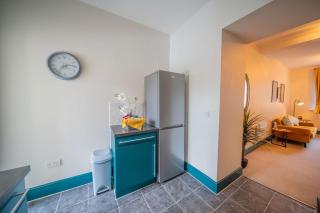 2 Bed Newly refurbished apartment, Free Parking, Pet Friendly - 7