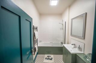 2 Bed Newly refurbished apartment, Free Parking, Pet Friendly - 2