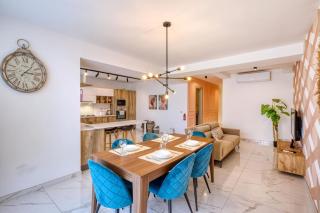 2BR Gozo Escape with Private Tub & Backyard by 360 Estates - 1