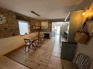 Centre of Yarmouth, Isle of Wight, sunny cottage - 5