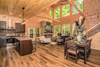 Luxury Cabin with Hot Tub, Game Room and Movie Theater - 0