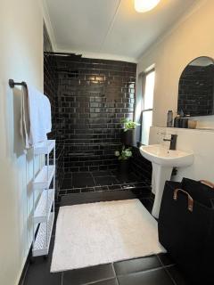 Stylish Melville Retreat - Close to Cafés - Solar Backup - 5