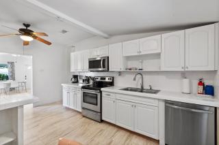 Spacious Miami Retreat - 3