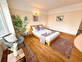 Spacious Three Bedroom in Bournemouth - 5 Mins Walk to Beach - Free Parking - 4